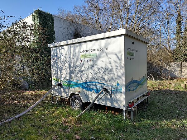 Laboratoire mobile du Lasire vu de côté (coté tuyaux)