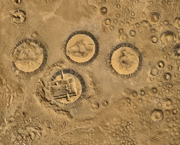 L’île de Saï au Soudan, située en amont du Batn el-Haggar et de la Cataracte de Dal, offre un site remarquable avec sa nécropole Kerma (2500-1700 av. J.-C.). Certains tumuli dont le diamètre peut atteindre 40 m, se détachent parmi les milliers de tombes. Leur caractéristique est un anneau de pierres noires qui délimite le tertre lui-même recouvert de galets blancs. Il est possible qu’à une certaine époque, le souverain de Kerma ait confié aux princes de Chaât (Saï) la défense des marches septentrionales du royaume. Selon Francis Geus*, certaines tombes devaient appartenir à ces princes dont parlent les inscriptions égyptiennes.